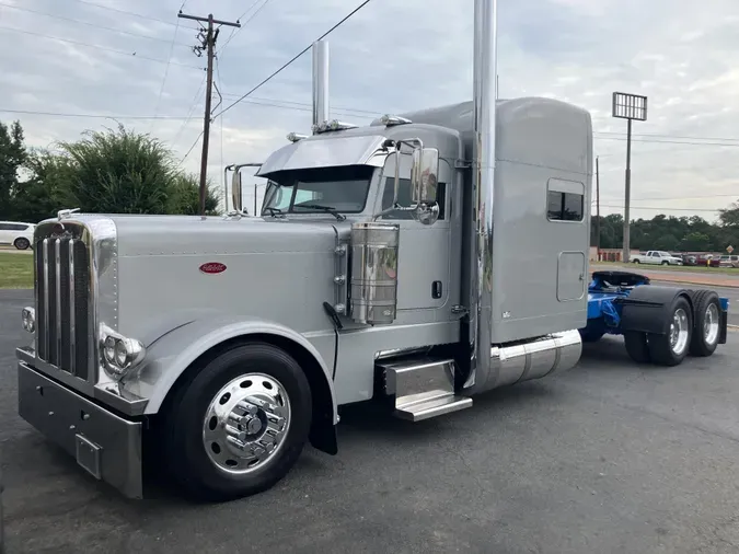 2023 Peterbilt 389
