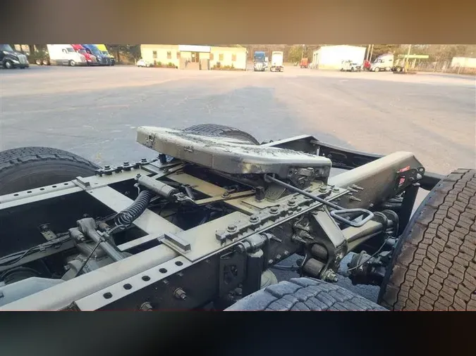 2021 VOLVO VNR64T640