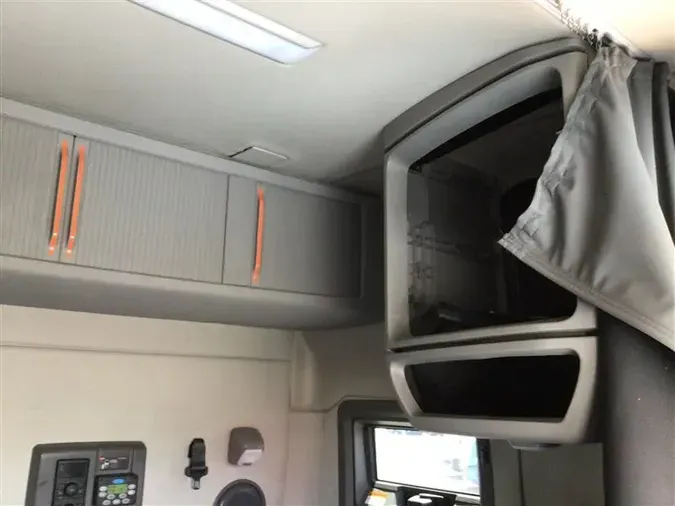 2021 VOLVO VNL740