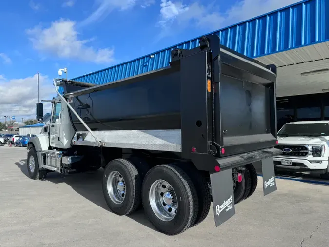 2022 MACK GR64F