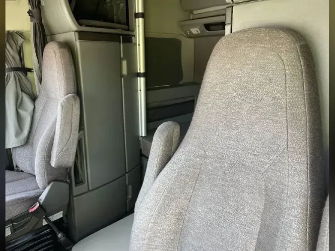 2022 VOLVO VNL64T860