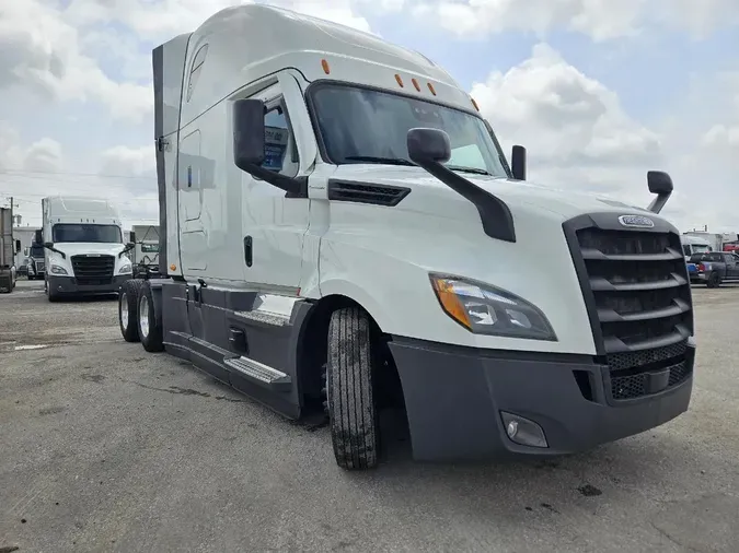 2021 FREIGHTLINER CASCADIA CA126