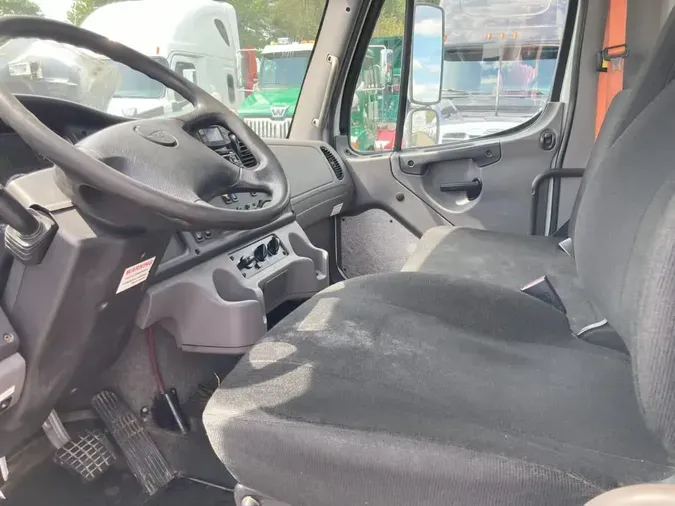 2018 FREIGHTLINER M2 106