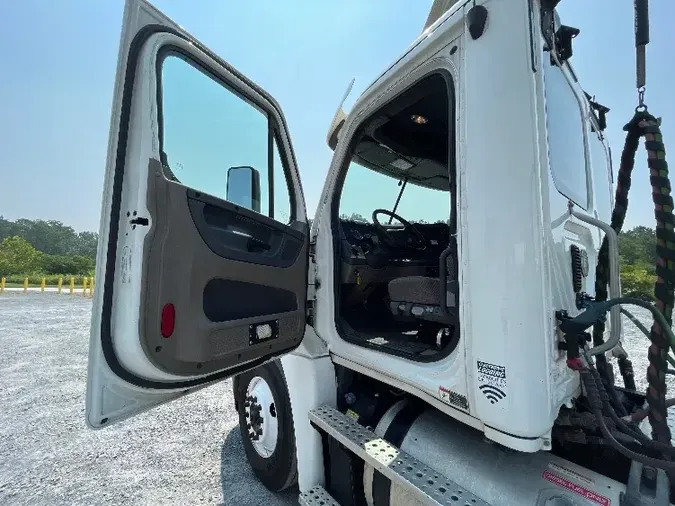 2016 Freightliner X12564ST