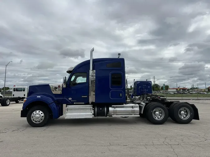 2022 Kenworth W990
