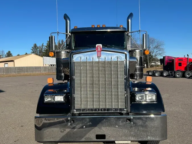 2025 Kenworth W900L9241d65a1062ba78f5a64e0bb77b0d7a