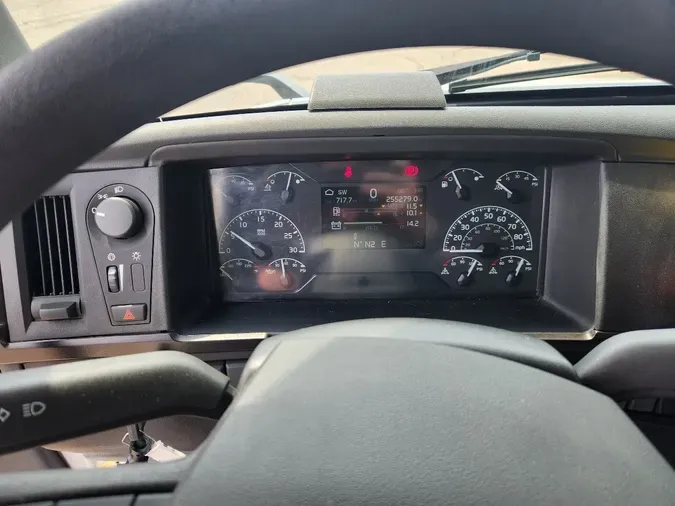 2023 VOLVO VNL64T740