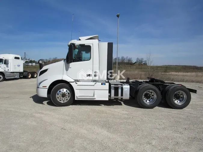 2025 VOLVO VNR64T300