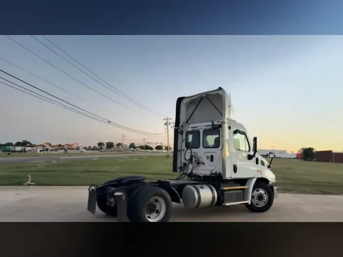 2017 FREIGHTLINER/MERCEDES CASCADIA 113