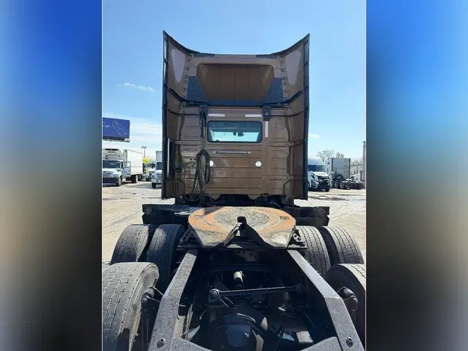 2023 VOLVO VNL64T300