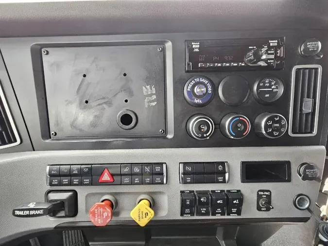 2021 FREIGHTLINER CASCADIA CA126