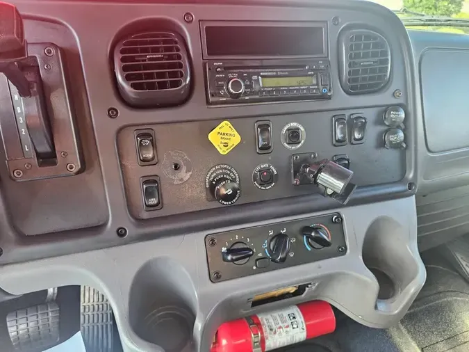 2016 FREIGHTLINER M2 106