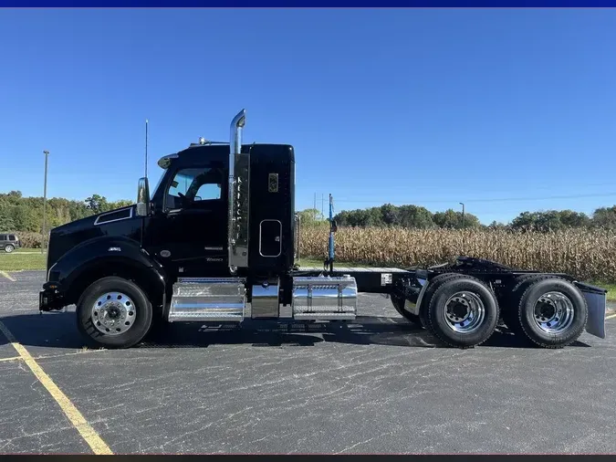 2025 Kenworth T880