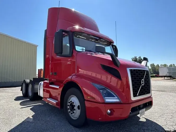 2020 VOLVO VNR64T300