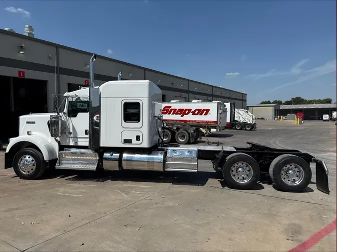 2023 Kenworth W900