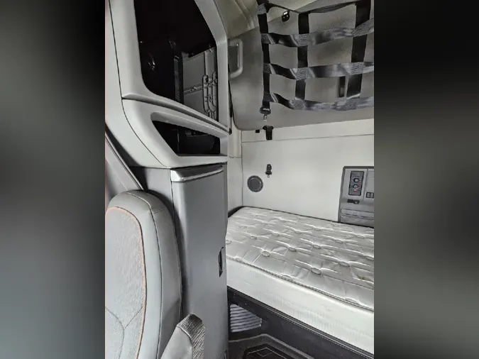 2020 VOLVO VNL64T760