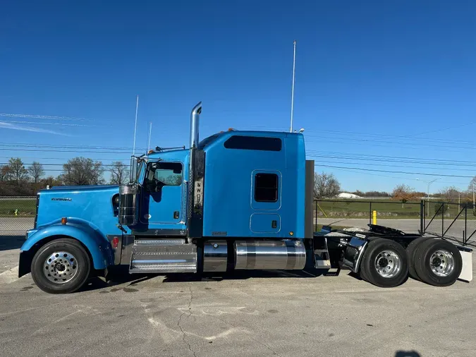 2025 Kenworth W900