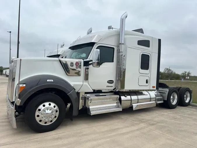 2023 Kenworth W990