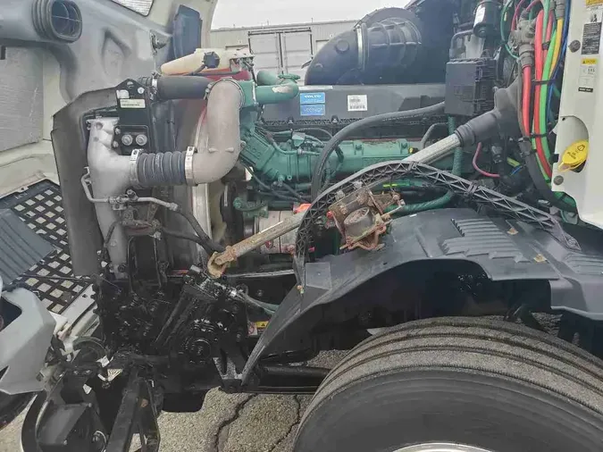 2016 VOLVO VNL64T300