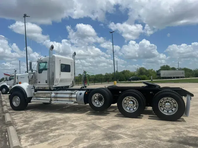 2025 Kenworth W900B