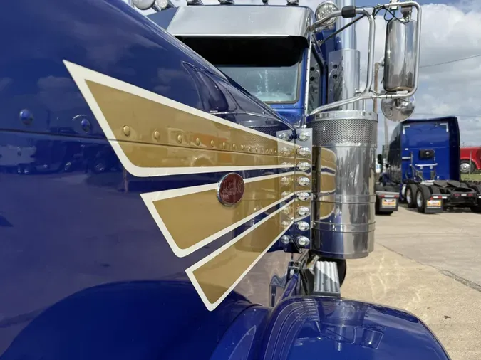 2022 Peterbilt 389