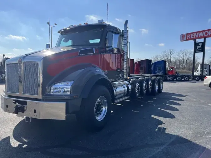 2025 Kenworth T880