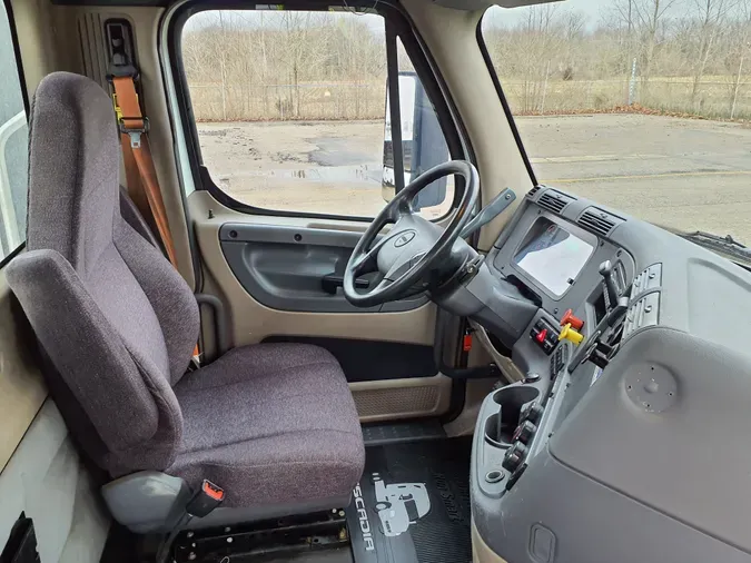 2017 FREIGHTLINER/MERCEDES CASCADIA 113