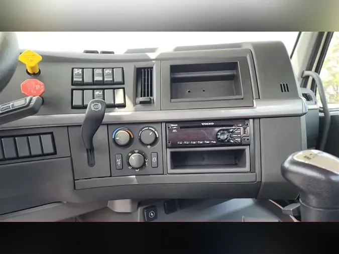2020 VOLVO VNL300