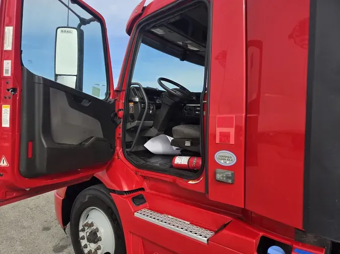 2022 VOLVO VNR64T300