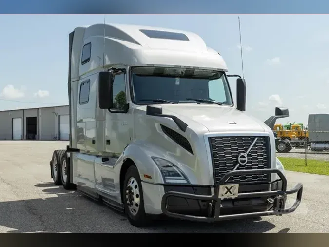 2022 VOLVO VNL64T860