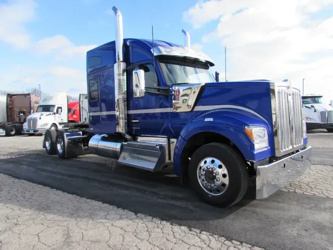 2023 Kenworth W990