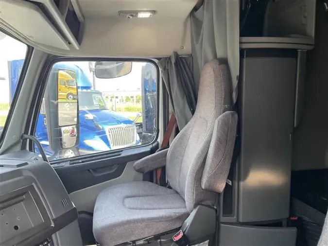 2020 VOLVO VNR640