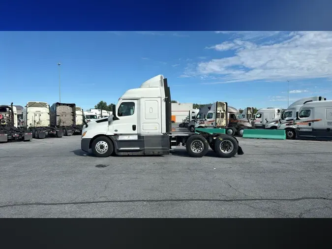 2021 Freightliner Cascadia 126