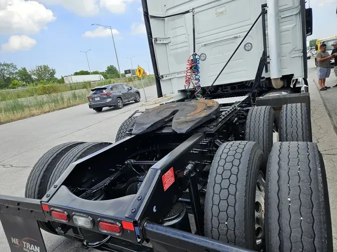 2023 VOLVO VNL64T860