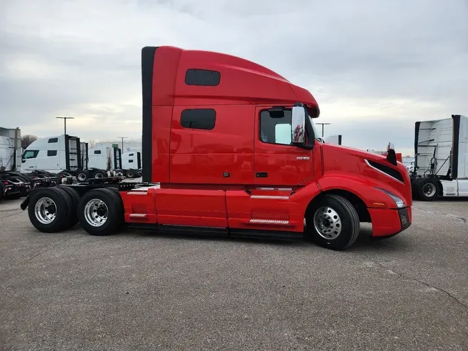 2025 VOLVO VNL64T760