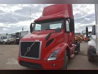 2020 VOLVO VNR64T300