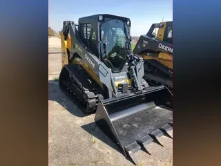 2022 John Deere 317G CAB