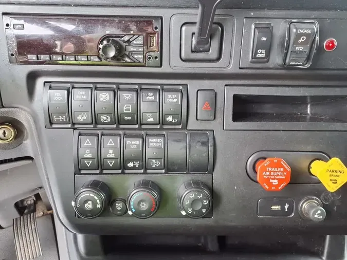 2019 NAVISTAR INTERNATIONAL LT625 SLPR CAB