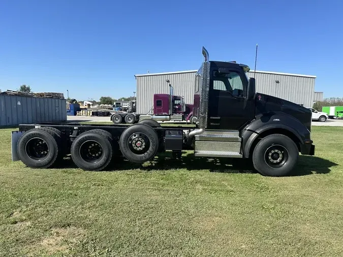 2025 Kenworth T880