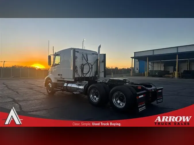 2019 VOLVO VNR400