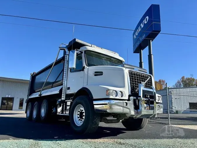 2019 VOLVO VHD84B300