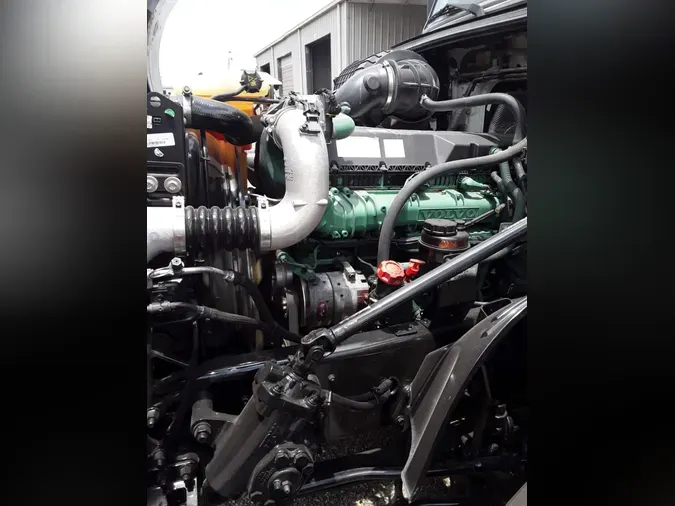 2020 VOLVO VNL64T-760