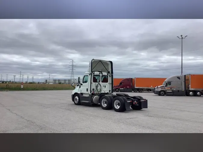 2020 Freightliner Cascadia 126