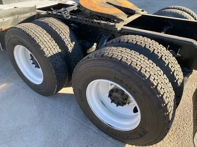 2021 Volvo VNR64T300