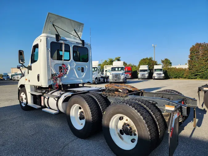 2016 FREIGHTLINER/MERCEDES CASCADIA 125