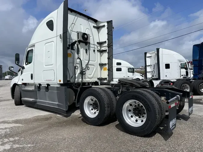 2021 FREIGHTLINER CASCADIA CA126