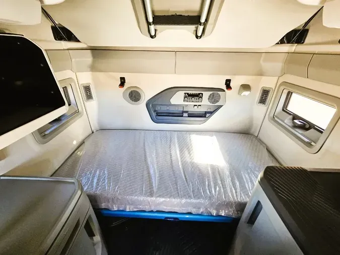 2025 VOLVO VNL64Tv04