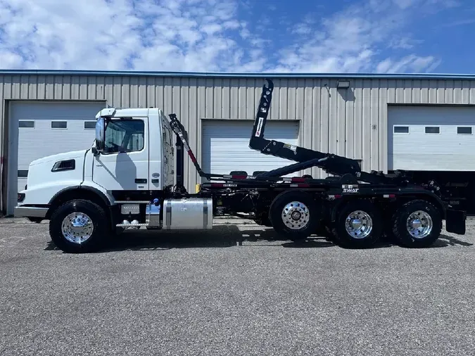 2025 VOLVO VHD84B300