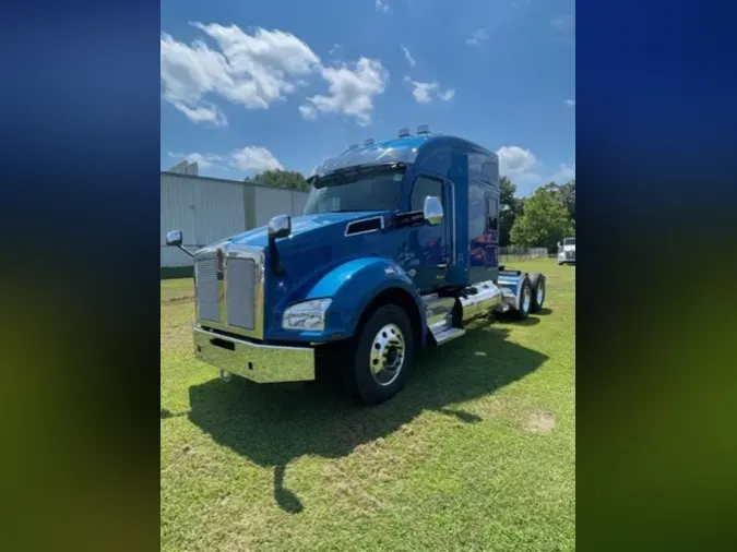 2025 Kenworth T880