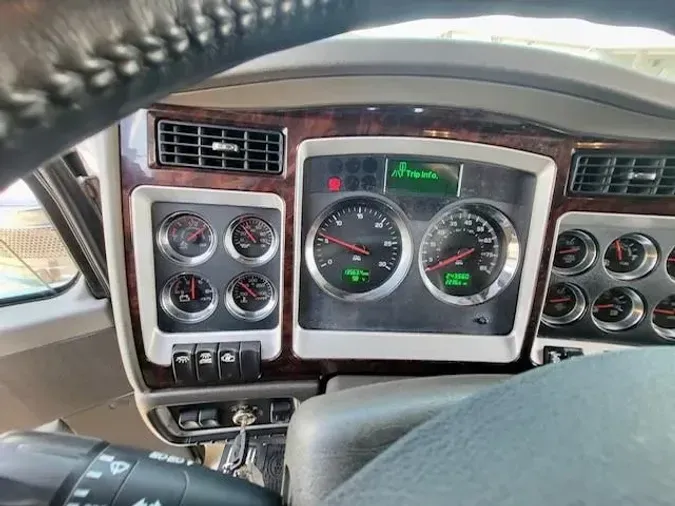 2023 Kenworth W900